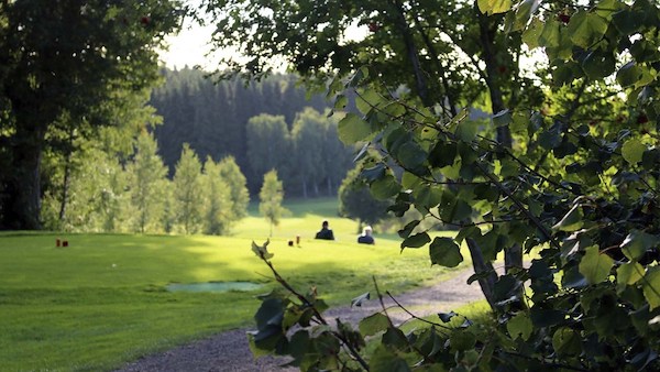 Fairway i naturskön omgivning vid Lundsbrunns golfbana